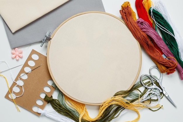 Tamborek z haftem i kolorowe nici